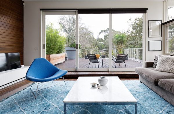 Desain dinding dengan panel kaca bergaya modern